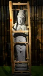 Stehende Dewi Sri, Position Grüße "Namaste" ,160cm hoch Flussstein grau 